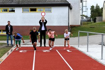 Start auf der neuen Kunststoffbahn in Netzschkau: Keine Steine mehr im Knie - Start für Cody Haukg, Leon Belke, Taisija Heidemann und Lenja Thoß, Sechstklässler der Oberschule Netzschkau.