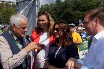 Start der 21. Sachsen-Classic in Zwickau: Alles dreht sich um Kati Witt - Unmittelbar vor dem Start führt Sprecher Johannes Hübner noch ein Interview mit Ministerpräsident Michael Kretschmer, Katarina Witt und Zwickaus Oberbürgermeisterin Constance Arndt.