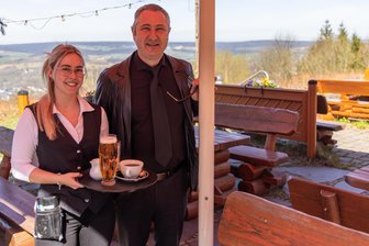 Start der Biergarten-Saison: Tipps fürs Erzgebirge - Die Biergartensaison im Berghotel und Restaurant Pöhlberg ist eröffnet. Mitarbeiterin Selly Wolf und Pächter Gaston Deckert erwarten viele Gäste.