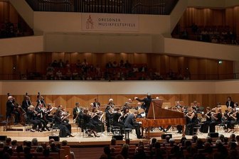 Start der Dresdner Musikfestspiele: Neue Suche nach altem Klang - Mit einem ungewöhnlichen Soloinstrument auf dem Podium des Dresdner Kulturpalastes wurden die 45. Musikfestspiele eröffnet.