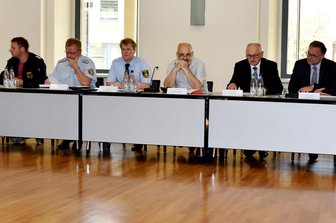 Start der Ermittlungen zu Großbrand bei GTO verzögert sich - Bürgermeister sowie Vertreter von Feuerwehr, Vogtlandkreis und Geschäftsleitung  informierten am Montag zum aktuellen Stand nach dem Großbrand bei GTO.