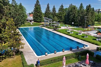 Start der Freibad-Saison: Ansturm in Glauchau – Verzögerung in Waldenburg - Blick zum Sommerbad in Glauchau. Aktuell ist täglich von 9 bis 18 Uhr geöffnet.