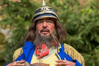 Start der Freiluftsaison an Greifensteinen: Abstand bleibt wichtiges Gebot - Räuber Hotzenplotz - gespielt von Leander de Marel - eröffnet wie jedes Jahr die Saison auf den Freilichtbühne an den Greifensteinen.