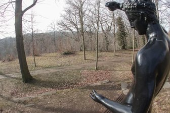 Start der Parkumgestaltung verzögert sich - Der Schlosspark in Wolkenburg (im Bild mit der Figur "Einschenkender Satyr") ist ein Kulturdenkmal. Die Stadt wollte die Umgestaltung der Anlage bereits in Angriff nehmen, kam aber wegen der fehlenden Fördermittelzusage noch nicht zum Zug. Jetzt sollen die Arbeiten beginnen.