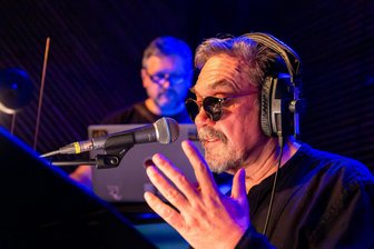 Start des Leselust-Festivals Chemnitz: Mit dem Radio durch die Nacht der Repression - Juri Andruchowytsch spielt die Rolle des Moderators eines Underground-Radiosenders.