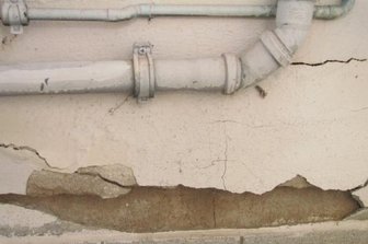 Start frei für Bau neuer Sanitäranlagen - In den schmucklosen Innenräumen bröckeln Putz und Farbe von feuchten Wänden.