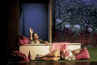 Start für das neue Leitungsteam des Theaters in Annaberg-Buchholz setzt Maßstäbe - "Leonce und Lena" am Samstagabend auf der Hauptbühne im Eduard-von-Winterstein-Theater in Annaberg-Buchholz: Zwei der Hauptakteure, die dabei wunderbar miteinander harmonieren sind Bariton Jason-Nandor Tomory als Valerio (links) und Tenor Richard Glöckner als Prinz Leonce.