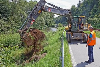 Start für Drei-Millionen-Euro-Vorhaben in Wildenfelser Ortsteil - Der Zweite Beigeordnete des Landkreises Zwickau, Carsten Michaelis, hat sich Montagmittag selbst auf den Bagger geschwungen, um symbolisch den ersten Bodenaushub für den Stützmauerbau zu vollziehen.
