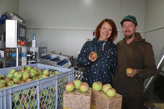 Start für Saftwerk in Kürbitz: Was hinter dem Zukunftsprojekt einer jungen Familie steckt - Daniela und Eric Büchold zeigen ihre neue Saftpress-Anlage.