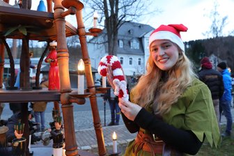 Start in den Advent: Erzgebirgische Elfe häkelt rot-weiße Zuckerstange - Lara war in Pöhla als Elfe unterwegs. Die Zuckerstange hat sie selbst gehäkelt.