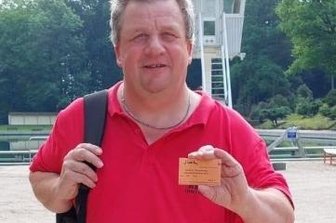Start in die Badesaison geglückt - Roland Simchen kann im Sahnbad endlich wieder seine Runden drehen.