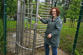 Start in die Freibadsaison: Neue Drehtür in Crimmitschau, saniertes Spielgerät in Mannichswalde - Rathausmitarbeiterin Julia Koslowski testet das neue Drehtor am Crimmitschauer Sahnbad, das dadurch nun drei Ausgänge hat. Wer das Bad übers Drehtor betreten will, braucht ein Handy, um den notwendigen QR-Code scannen zu können sowie im Anschluss Zutritt zu erhalten. Der Eintritt muss digital über die Chayns-App bezahlt werden.