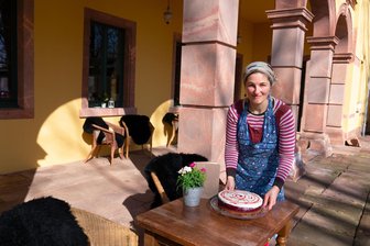 Start in die Freiluftsaison auf dem Rochlitzer Berg: Wo eine Modedesignerin ihre Torten serviert - Hier kommen selbstgemachte Torten auf den Tisch: Kristin Häuser präsentiert eine ihrer Kreationen.