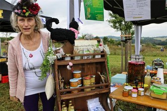 Start in die Kräutersaison an der Talsperre Pöhl - Kräuterfrau Christine Schwabe freut sich auf den Start ihres Kräuterrundgangs an der Pöhl.