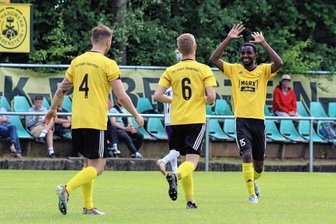 Rabensteins Mamadou Bah (rechts) feiert seinen Treffer zum 1:0 gegen den VfL Pirna-Copitz.