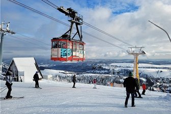 Start in die Skisaison: Kaiserwetter lockt Wintersportler auf den Fichtelberg - Während es weiter unten noch trüb war, herrschten auf dem Fichtelberg schon tolle Bedingungen.