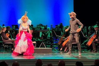 Start in die Theatersaison in Freiberg: Mit „Peter Pan“ und dem Ensemble in Acryl - Das singende klingende Bäumchen. Funfact: Rita Zaworka trug das Kleid schon vor 40 Jahren.