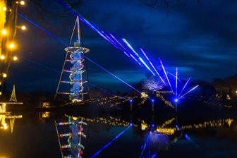 Start in die Wintersaison im Sonnenlandpark: Märchenhafte Lichtskulpturen und Lasershow ab Freitag - Besucher des „Winterzaubers“ dürfen sich täglich auf eine spektakuläre Lasershow freuen, die den See im Sonnenlandpark in ein magisches Licht taucht.