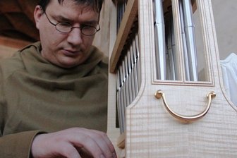 Start in dritte Ferienwoche: Das gibt es in Mittelsachsen zu erleben - Beim Orgel-Mitmach-Nachmittag auf Schloß Rochsburg können Gäste selbst ein Orgelmodell bauen und dabei dem Portativ als Vorläufer von Orgeln lauschen. Am Instrument: Gästeführer Michael Kreskowsky. 