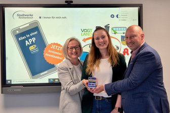 Start in Reichenbach: Stadtwerke-App bietet die Heimat in der Hosentasche - Kerstin Müller, Franziska Pöhland und Janko Rynduch präsentieren die neue App.