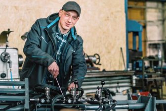 Start in Selbstständigkeit mit 24 Jahren: Metallbauermeister aus dem Vogtland entwickelt mobilen Holzspalter - Der 24-Jährige Florian Söhnel hat sich in Limbach den Traum von der Selbstständigkeit erfüllt. Das Foto zeigt den Metallbauermeister an der Hydraulik des von ihm entwickelten mobilen Holzspalters. Der Anhänger mit Tüv-Zulassung ist sein Meisterstück. 