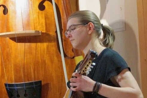 Start ins Festjahr mit brillanten Saitenspielen - Antonia Platzdasch (Mandoline) am Freitag beim Konzert in der Scheune des Gerber-Hans-Hauses in Markneukirchen .
