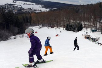 Start ins neue Jahr mit einem zünftigen Wintersport-Wochenende! Orte mit genügend Schnee zwischen Freiberg und Flöha - Der lange Hang von Rost’s Wiesen an der Augustusburg ist ein beliebtes Ziel von Skifahrern und Snowboardern.
