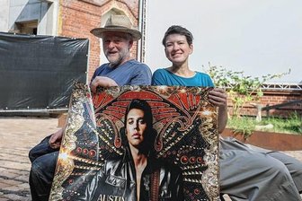 Start mit Elvis: Lauschiges Sommerkino mit Musik und Menü in Chemnitz - Jens Tuffner und Maret Wolff organisieren das Freilichtkino im Tuffner-Hof. Jens Tuffner freut sich, dass sein Hof den Besuchern so gefällt und möchte ihn künftig öfter nutzen.
