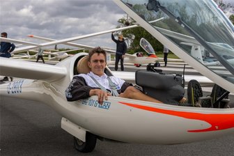 Start mit Verzögerung: Segelflieger heben in Auerbach ab - Der 20-jährige Wodan Urban war zum erste Mal bei der Flugwoche in Auerbach dabei. Dem jungen Mann aus Pirna hat es im Vogtland gut gefallen.