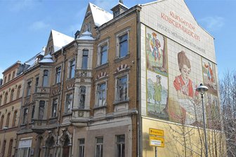 Start mit Vollgas: Markneukirchen bringt wichtige Bauvorhaben für 2024 auf den Weg - Eine Adorfer Firma will die Häuser Bismarckstraße 7 und 9 (mit dem Wandbild Klingende Kostbarkeiten) kaufen. Die Pläne der Stadt, die seit 2011 in kommunalem Besitz stehenden Gebäude zu sanieren und die Wohnungen auszubauen, sind für die Stadt nicht finanzierbar.