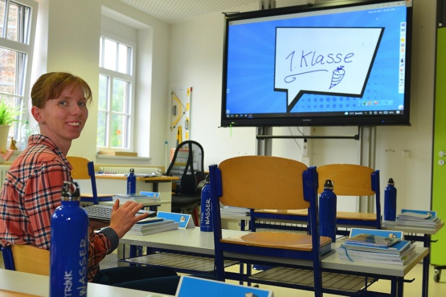 Start mit Zuckertüten und digitalen Tafeln - Margret Weidner übernimmt an der Eduard-Feldner-Grundschule in Hainichen die Klasse 1d. Digitale Wandtafeln gibt es nun in jedem Klassenraum, die Schule ist damit "kreidefrei".