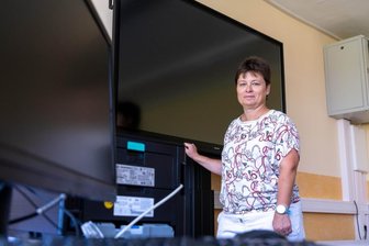 Start mit Zuckertüten und digitalen Tafeln - Silke Behrnd, Leiterin der Grundschule Erlau, zeigt die neue digitale Tafel, die wie andere Digitaltechnik auch, während der Sommerferien im Schulgebäude installiert wurde. 