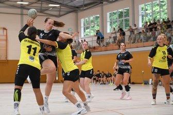 Start nach Maß: Weißenborner Handballerinnen lösen erste Hausaufgabe souverän - Durchgesetzt: Die 17-jährige Helene Hunger konnte sich beim 29:22-Sieg gegen Schneeberg zweimal in die Torschützenliste eintragen.
