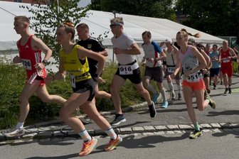 Start und Ziel im Bierzelt: Besonders heitere Stimmung beim 3. Bezelberg-Crosslauf in Neustadt - Startpunkt war das Bierzelt: Nach dem Start beim 3. Bezelberg-Crosslauf in Neustadt.