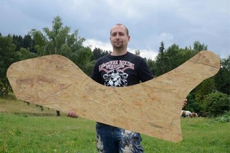 Start-up-Tischler aus Schnarrtanne hat den Schwung mit der Sonnenliege raus - Nach dieser Schablone hat Tischler Dirk Leistner den Prototyp seiner Relax-Sonnenbank angefertigt. Der 38-Jährige wird in den nächsten Wochen noch mehr solche Liegen mit Schwung anfertigen. Ein neues Standbein für sein Start-up-Kleinunternehmen.