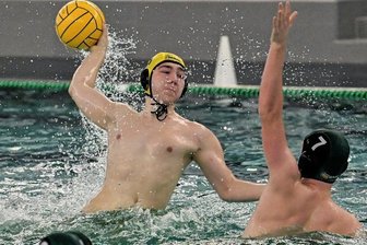 Start verschlafen - keine Punkte - Leon-Paul Sauer (am Ball) erzielte im ersten Saison-Heimspiel der Zwickauer Wasserballer zwei Tore. Die Gastgeber mussten sich dem SC DHfK Leipzig allerdings knapp geschlagen geben. 