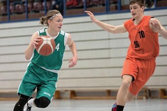 Start verschlafen - Die TSV-Basketballer, hier mit Nino Valentino Demmig (l.) in einem früheren Spiel gegen Freiberg, warten weiter auf den ersten Sieg.