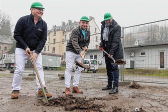 Start: Zentrum für Kleintiermedizin im Erzgebirge erhält Neubau - Vollzogen am Dienstag den ersten Spatenstich für den Neubau in Buchholz: die Tierärzte und Inhaber Dr. Stanley Geisler und Marcus Hoppe sowie Thomas Proksch, Bürgermeister von Annaberg-Buchholz. (v. l.). 