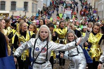 Zur Sommeredition des Straßenfasching werden 900 Teilnehmer erwartet - garantiert in einem anderen Outfit als zuletzt im (kalten) Februar. Foto: Andreas Kretschel/Archiv