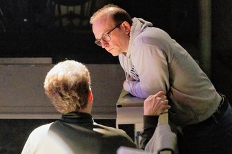 Startenor Daniel Behle zu Besuch im Erzgebirge - Intensive Probenarbeit für die Operette "Hopfen und Malz": Startenor und Komponist Daniel Behle (rechts) im Gespräch mit Chefdirigent und Generalmusikdirektor Jens Georg Bachmann.