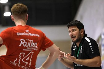 Startprobleme, Abwehrlücken und Flaute beim Torjäger: Warum der HC Glauchau/Meerane im Abstiegskampf steckt - Trainer David Kylisek (r.) - hier im Gespräch mit Tim Esche - steckt mit dem HC Glauchau/Meerane in der Mitteldeutschen Oberliga derzeit im Kampf um den Klassenerhalt.