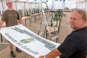 Startschuss für 700-Jahr-Feier - Uwe Herzog (rechts) und Philipp Auerswald vom Bauhof Gornau haben das Festzelt auf dem Dittmannsdorfer Sportplatz eingeräumt und geschmückt.