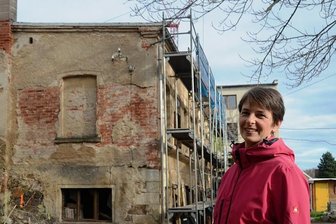 Startschuss für Arbeiten am künftigen Tierheim in Ellefeld - "Ein bisschen verrückt" müsse man schon sein, um das Potenzial des Ellefelder Standorts zu erkennen, meint Ines Pfeiffer. Hinter ihr das Nebengebäude, in dem künftig die Katzen-Quarantänestation einziehen soll. Seit kurzem steht hier ein Gerüst, Dach, Dachrinnen und Fallrohre werden demnächst erneuert.