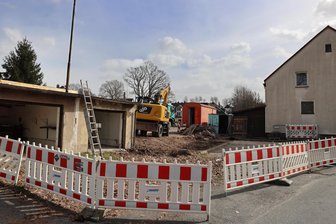 Startschuss für Bau eines neuen Depots für Feuerwehr im Erzgebirge - Blick vom Oelpfanner Weg auf den Rückbereich des Feuerwehrdepots in Schwarzenberg-Heide.