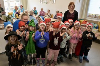 Startschuss für Generationenprojekt in Tagespflege-Einrichtung im Erzgebirge - Kinder der Kindertagesstätte „Sonnenschein“ waren in der Tagespflege in Thalheim zu Gast.