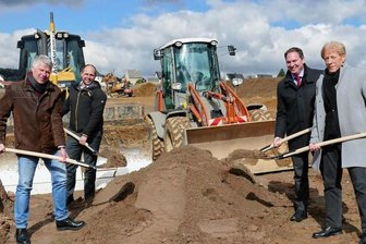 Startschuss für Gornauer Wohngebiet - Geschäftsführer Uwe Loos von der Chemnitzer Verkehrsbau GmbH, Gornaus Bürgermeister Nico Wollnitzke, der Landtagsabgeordnete Jörg Markert sowie Geschäftsführer Dr. Roger Krause von der Immobilien Development GmbH Chemnitz (von links) vollziehen den symbolischen Spatenstich für das neue Gornauer Wohngebiet "Am Holzboden 2".