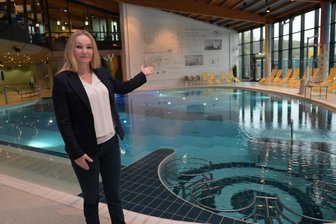 Startschuss für Millionenprojekt: Gesundheitsbad Actinon macht sich schick - Kathrin Bösecke-Spapens, Geschäftsführerin der Kurgesellschaft Schlema in der Badehalle des Actinon. An der Abgrenzung zum Baubereich wurden Zeichnungen vom Planungsbüro Planwerk 13 angebracht, auf denen man sehen kann, wie die neu zu bauenden Anlagen aussehen werden.
