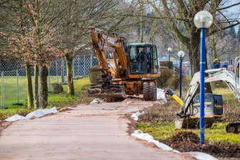 Startschuss für Millionenprojekt: Kurpark im Erzgebirge zum großen Teil für ein Jahr gesperrt - Was neu entsteht - Im Ostteil des Kurparks Bad Schlema arbeitet die Firma Rüdiger aus Aue an mehreren Stellen gleichzeitig. Unter anderem wird aktuell ein Schutz auf Wege aufgebracht, die erhalten bleiben sollen.
