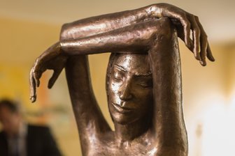 Startschuss für „Sachsens Unternehmer des Jahres“ 2024/25: „Die Träumende“ wird 20 - Die Siegerin oder der Sieger bekommt „Die Träumende“, eine Statue der aus Polen stammenden und in Dresden lebenden Bildhauerin Malgorzata Chodakowska.