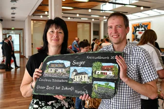 Startschuss für „Unser Dorf hat Zukunft“ zwischen Freiberg und Penig - Bei einem früheren Kreiswettbewerb hatte Marbach gewonnen: Ines Güldner und Daniel Zimmermann freuten sich.